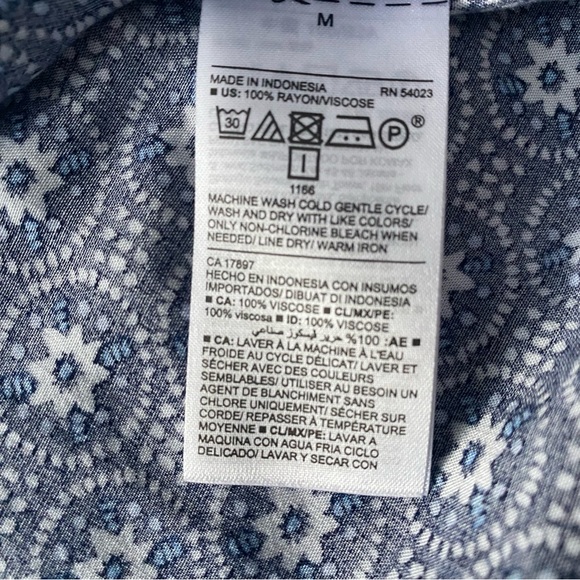 Old Navy NWOT Blue 2 Pattered Sleeveless Top Medium - Picture 12 of 12